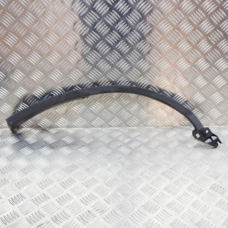 Moldings uz aizmugurējā spārna 7587442010