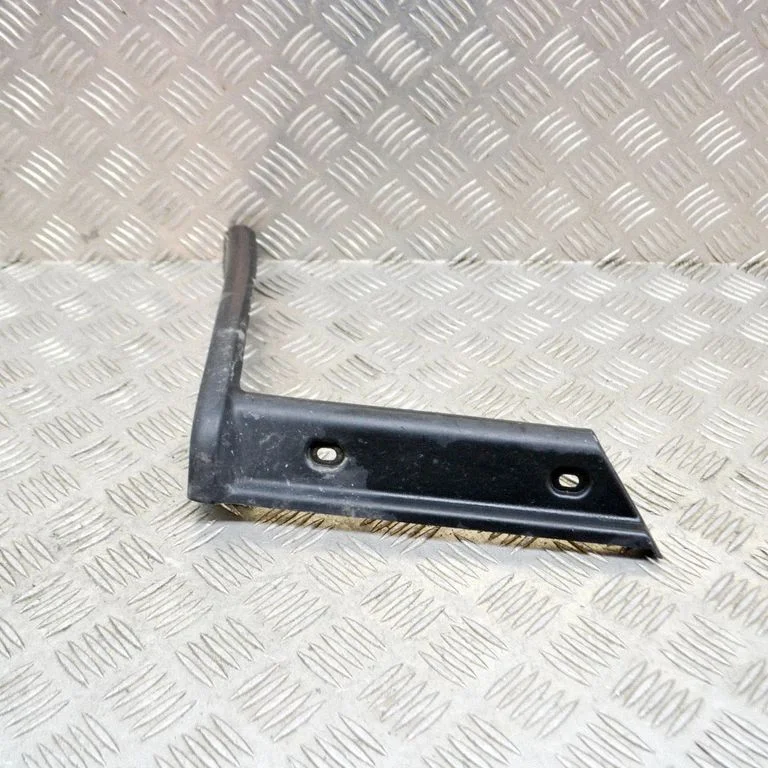 Moldings uz aizmugurējā spārna 05182365AB