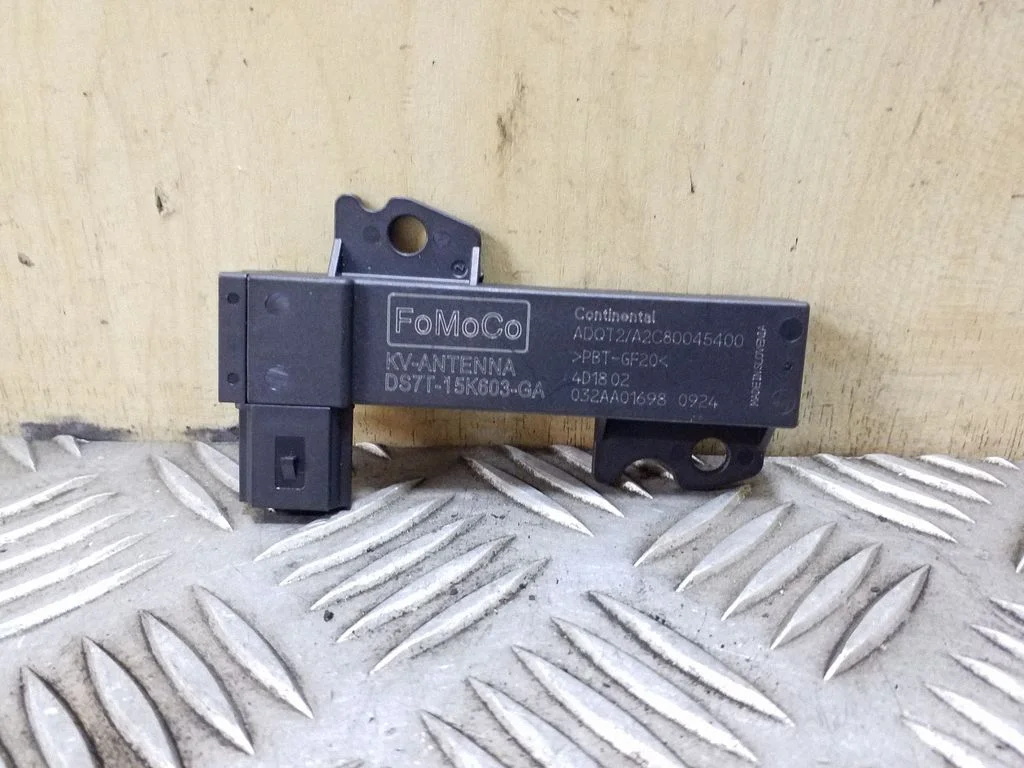 Interior comfort aerial antenna DS7T15K603GA
