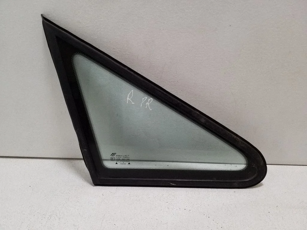 Front triangle window/glass – right