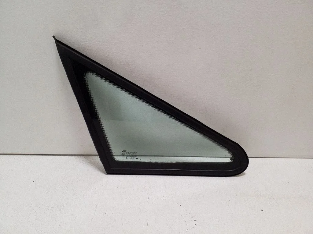 Front triangle window/glass – right