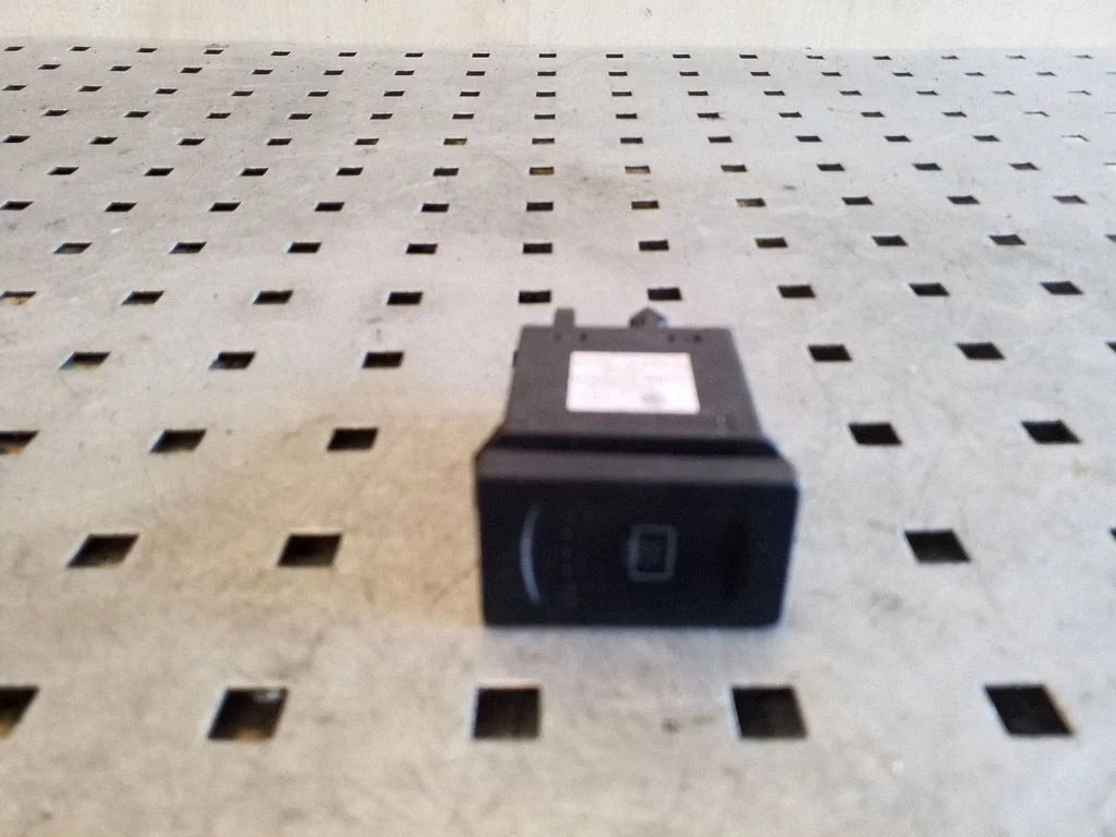 Klaasisoojenduse lüliti 3B0959621C
