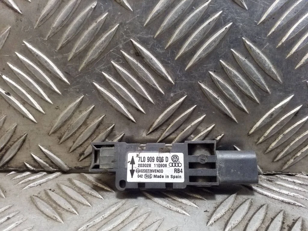 Airbag deployment crash/impact sensor 7L0909606D