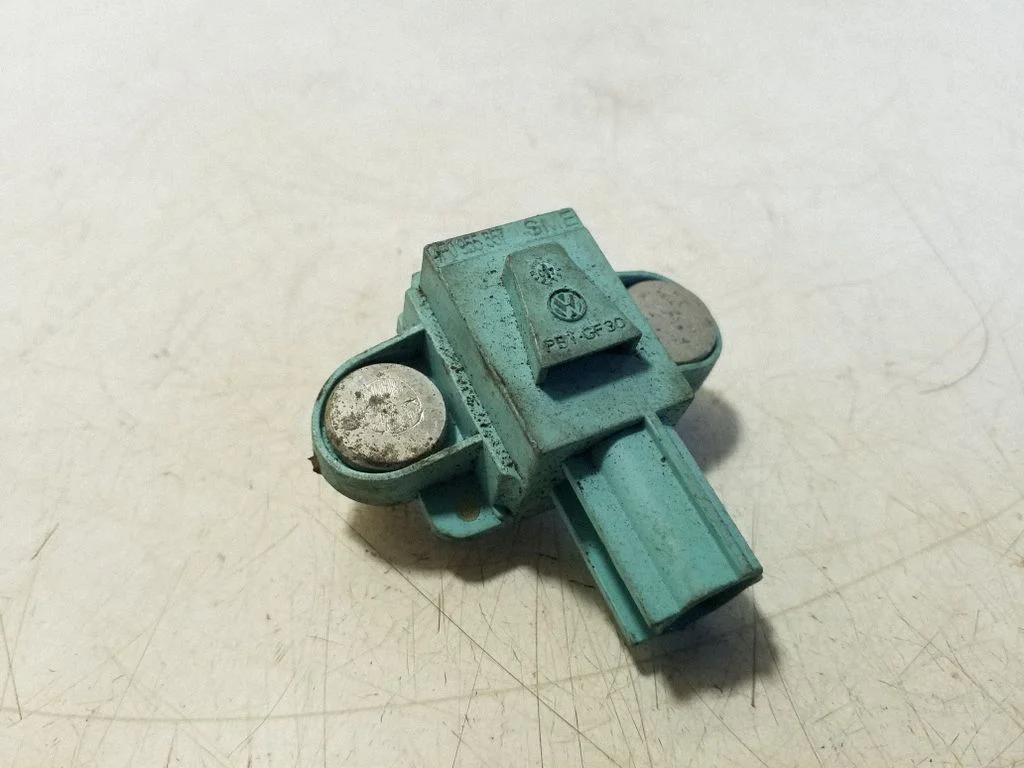 Drošības spilvenu trieciena sensors 4F0955557