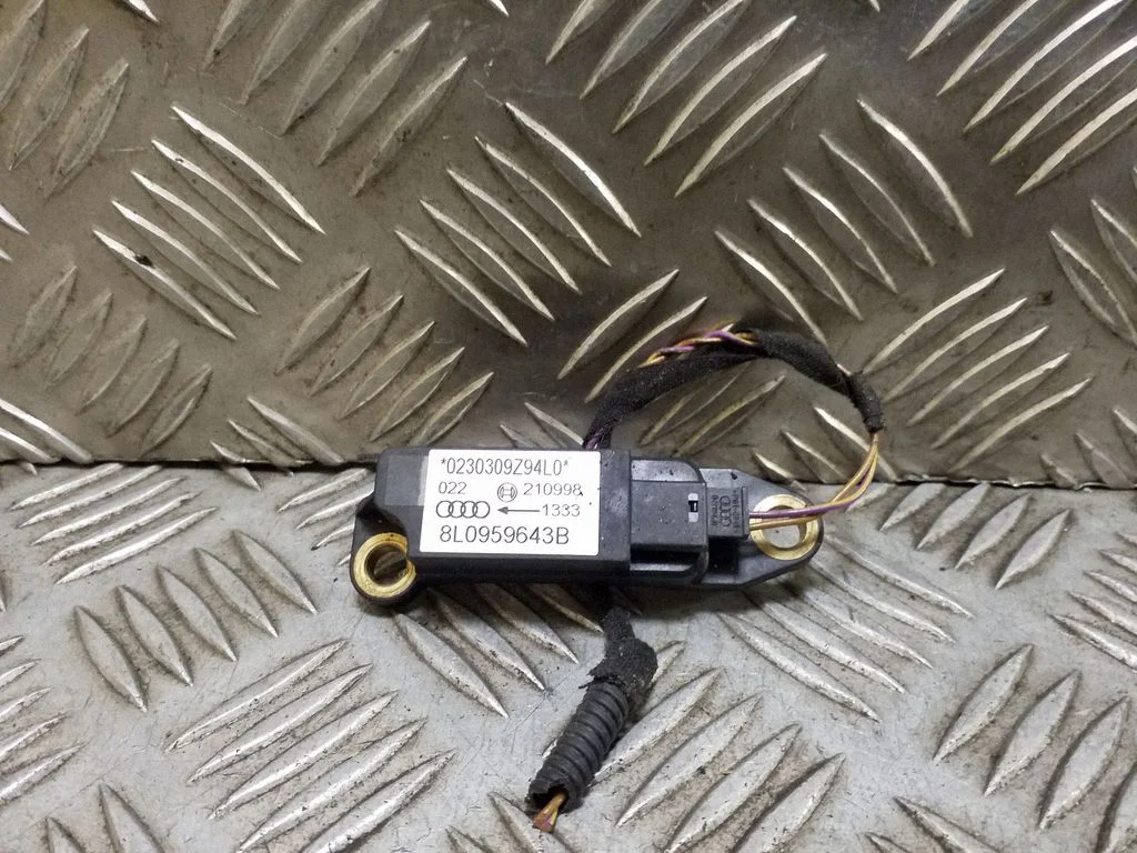 Drošības spilvenu trieciena sensors 8L0959643B