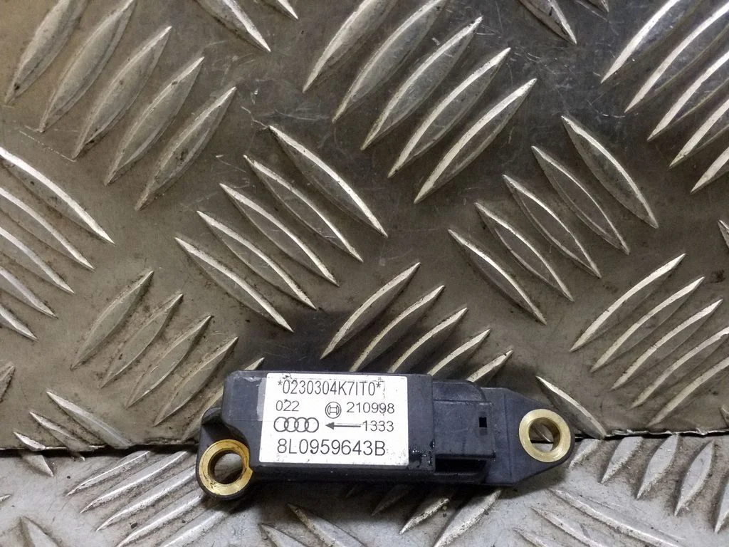 Drošības spilvenu trieciena sensors 8L0959643B