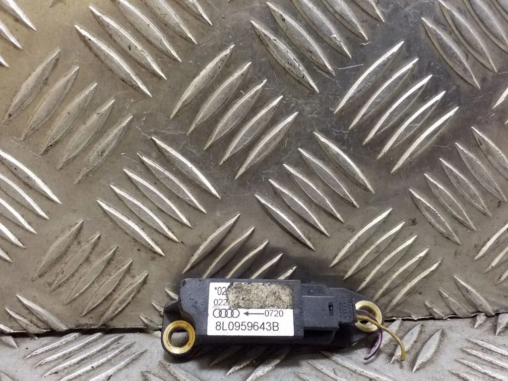 Drošības spilvenu trieciena sensors 8L0959643B