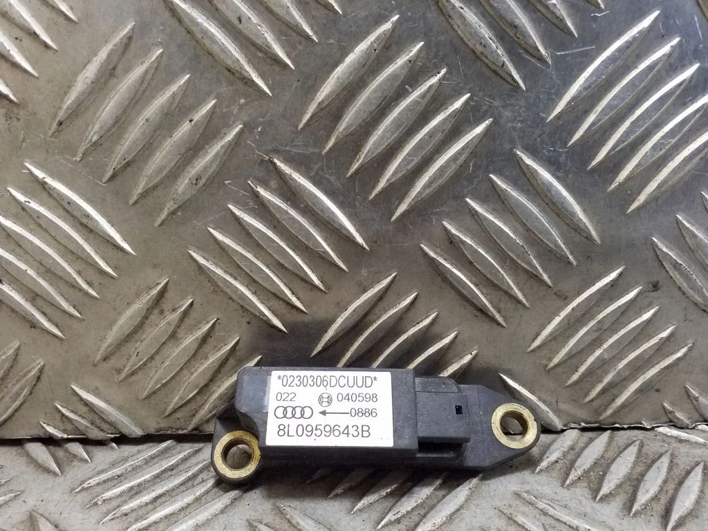 Drošības spilvenu trieciena sensors 8L0959643B
