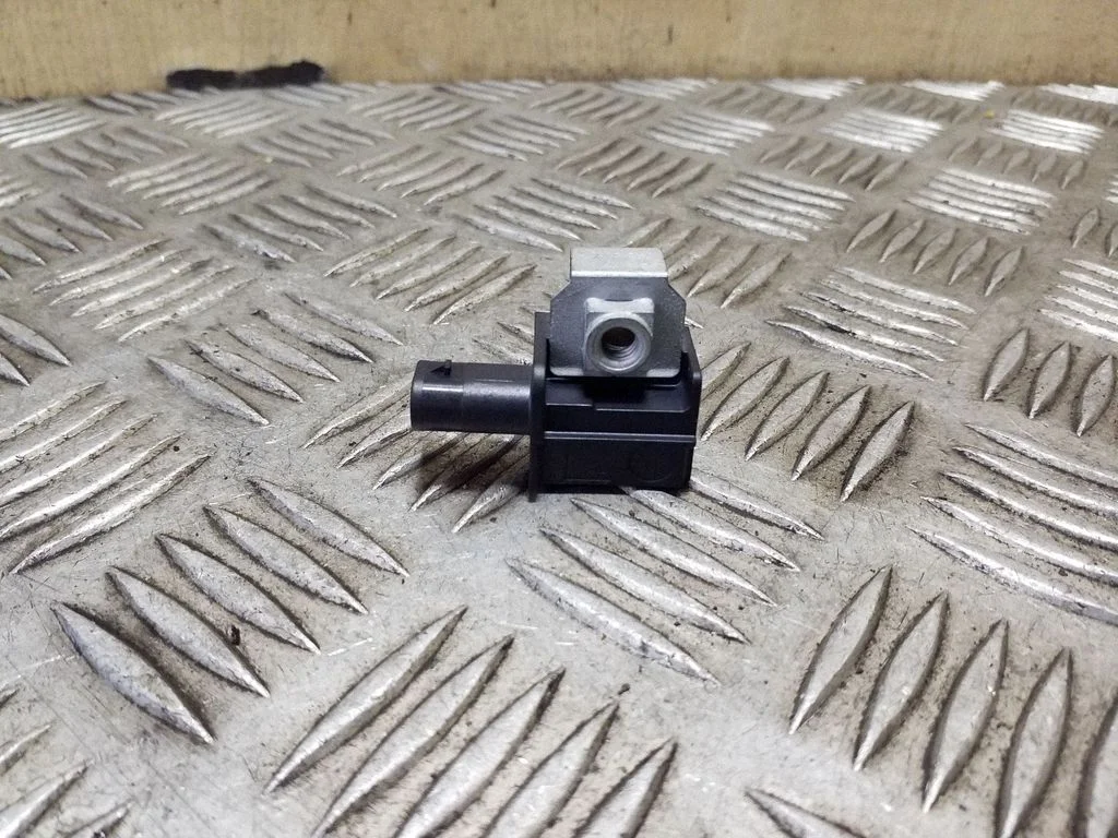 Airbag deployment crash/impact sensor – BMW X3 F25 (2010-2017)