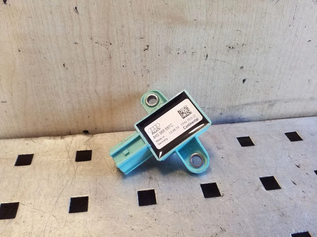Drošības spilvenu trieciena sensors 8K0955557C