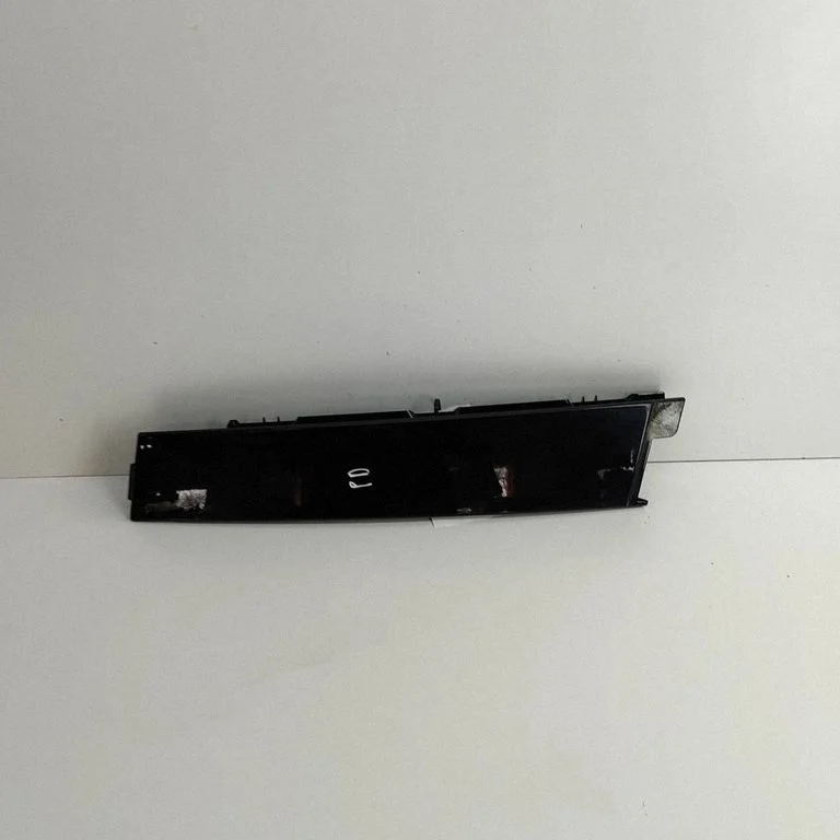 Front door glass trim molding SC2E5402921