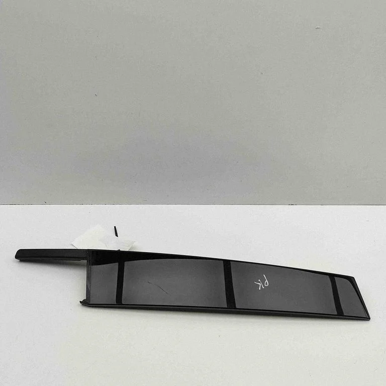 Front door glass trim molding 8V5837901
