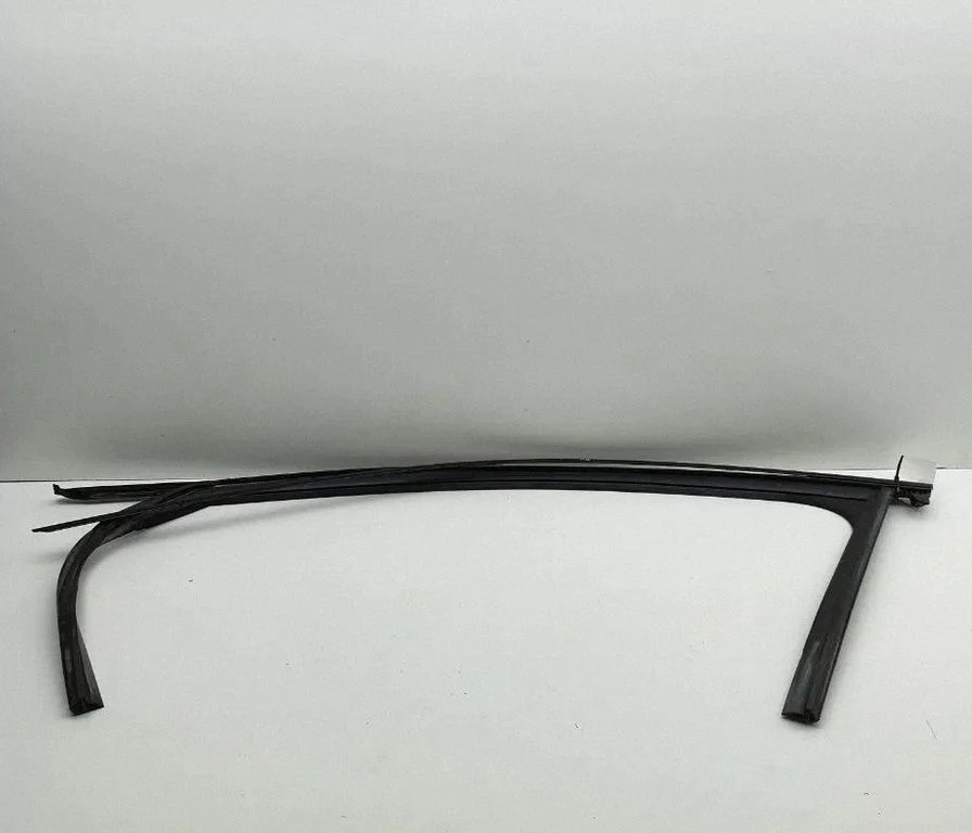 Front door glass trim molding 8V5837431