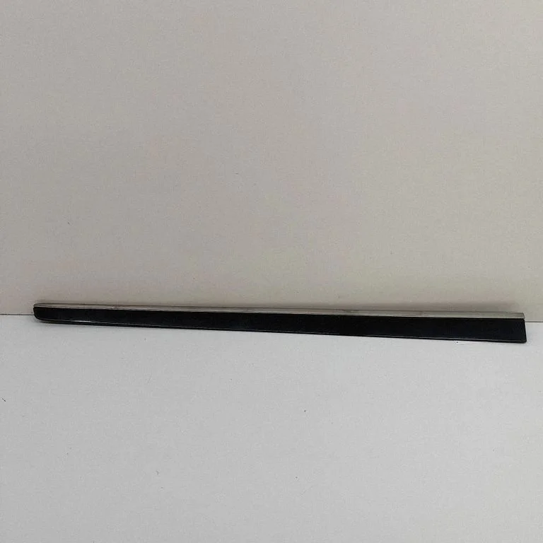 Front door glass trim molding – Mercedes-Benz ML-Class W164 (2005-2011)