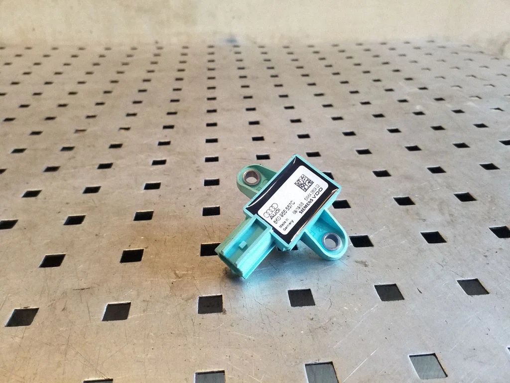 Drošības spilvenu trieciena sensors 8K0955557C