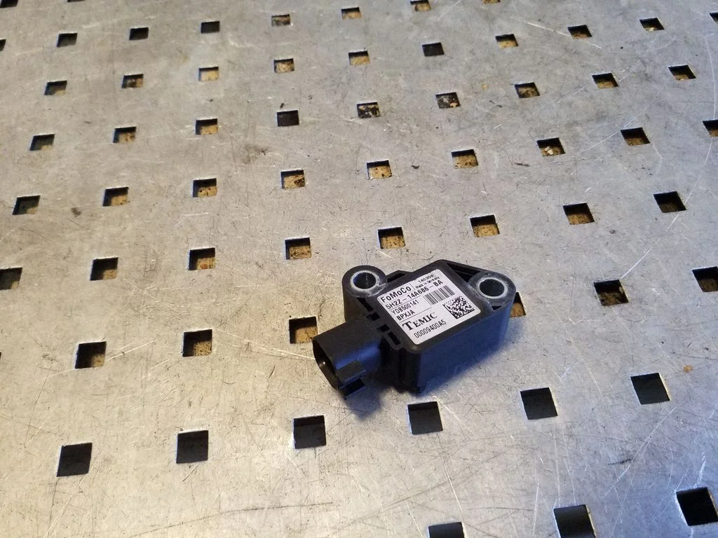 Drošības spilvenu trieciena sensors YDB500141