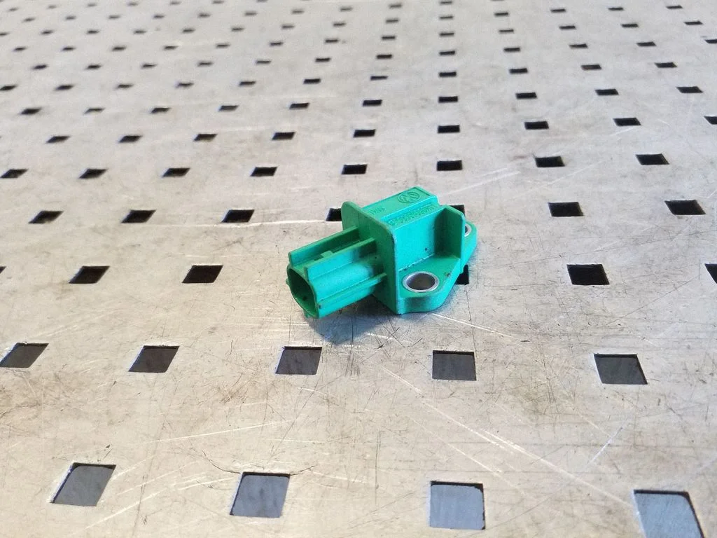 Drošības spilvenu trieciena sensors 1K0909606C