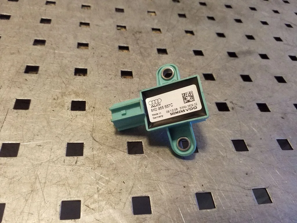 Drošības spilvenu trieciena sensors 8K0955557C