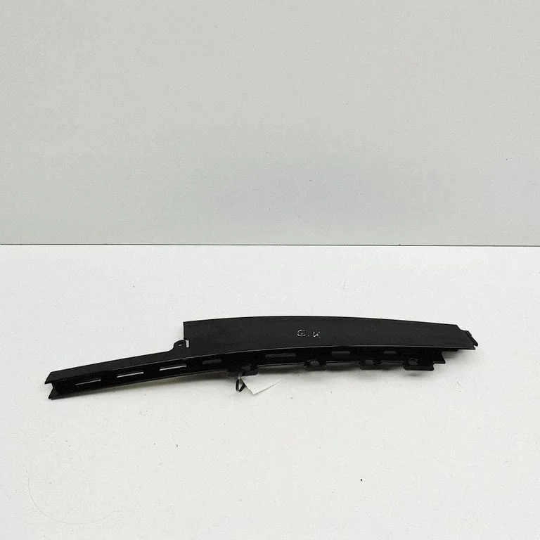 Tagaukse klaasi liist K8D2255A81AD