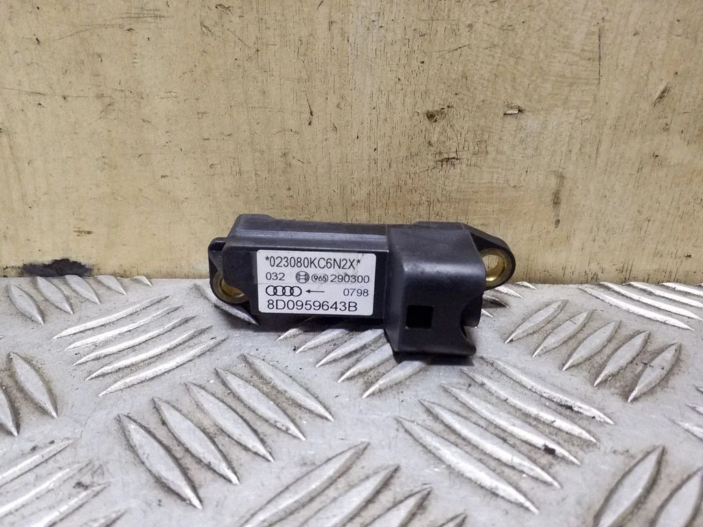Drošības spilvenu trieciena sensors 8D0959643B
