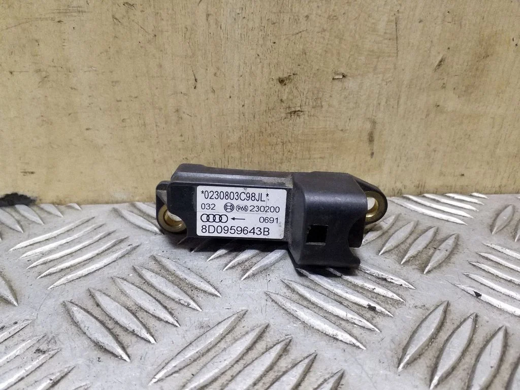 Drošības spilvenu trieciena sensors 8D0959643B