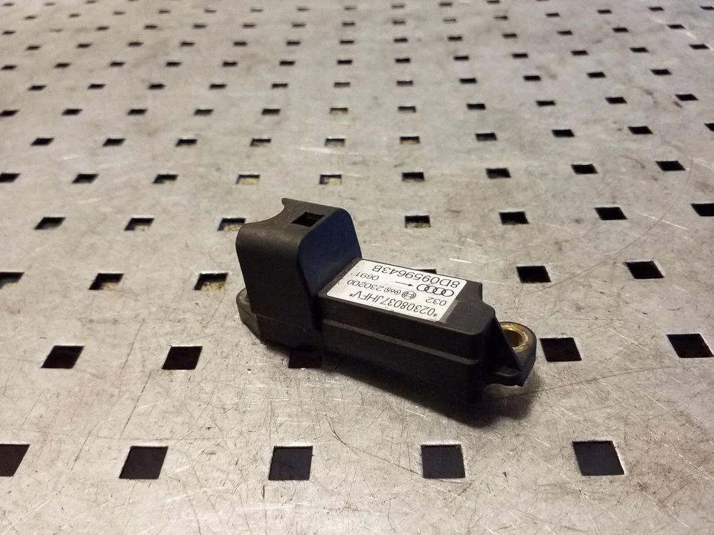 Drošības spilvenu trieciena sensors 8D0959643B