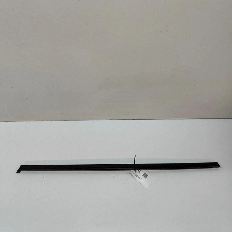 Aizmugurējo durvju stikla apdare 95B839475A