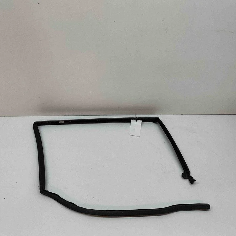 Rear door glass trim molding BJ32255A61A