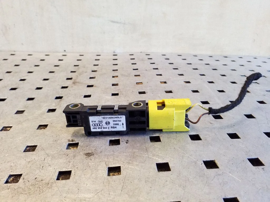 Drošības spilvenu trieciena sensors 4B0959643C
