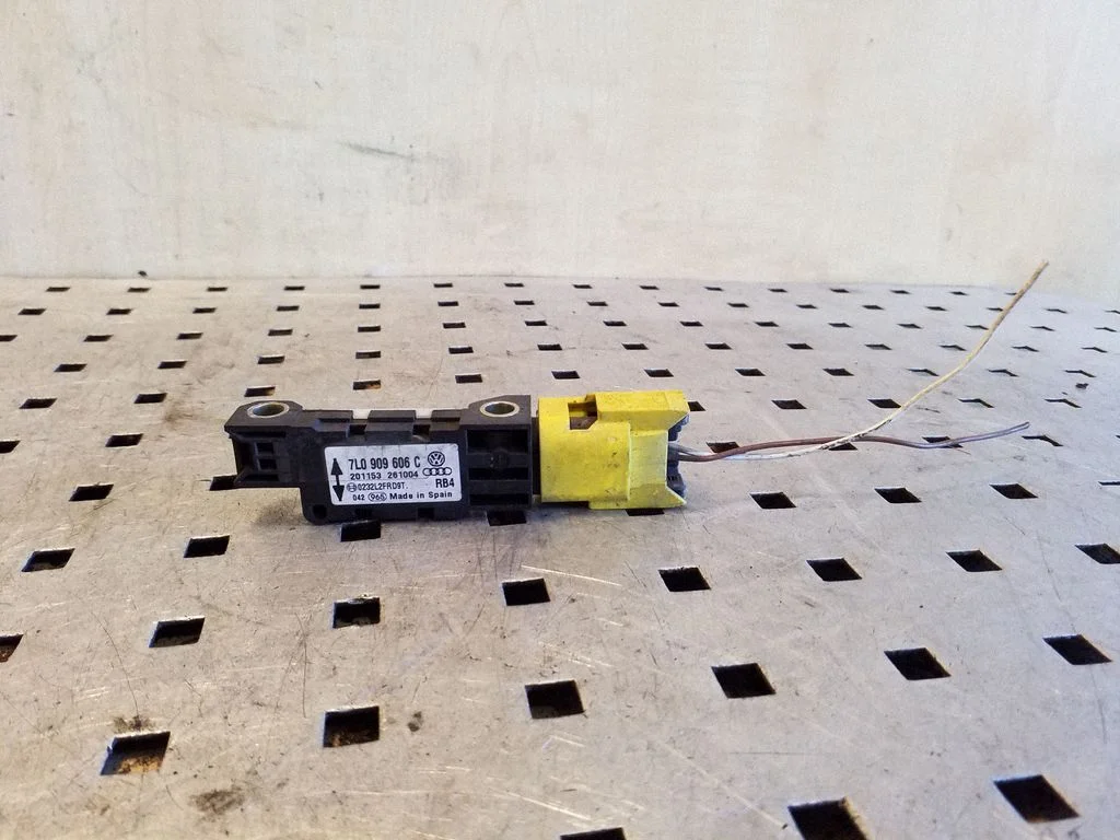 Drošības spilvenu trieciena sensors 7L0909606C