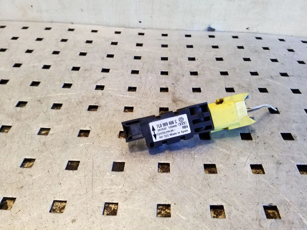 Drošības spilvenu trieciena sensors 7L0909606C