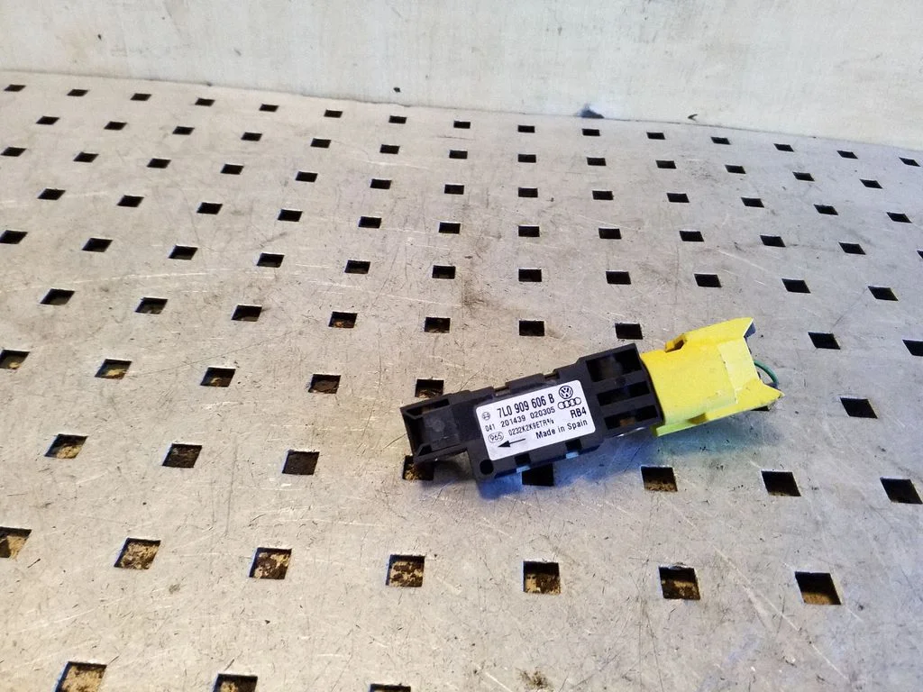Drošības spilvenu trieciena sensors 7L0909606B