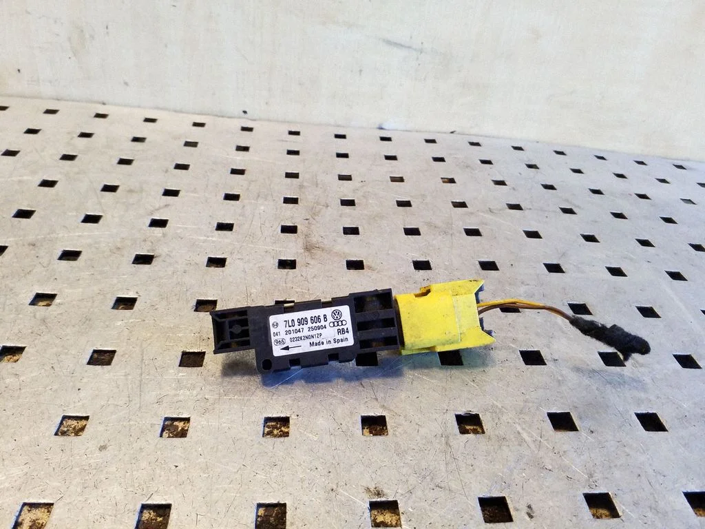 Drošības spilvenu trieciena sensors 7L0909606B