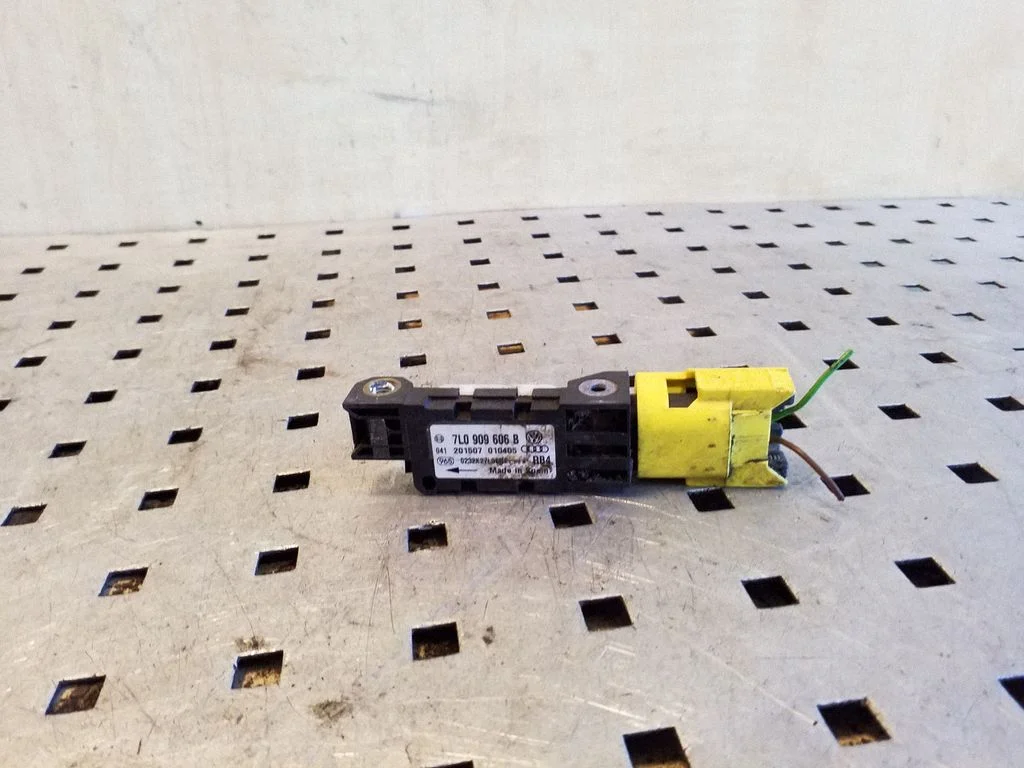 Drošības spilvenu trieciena sensors 7L0909606B