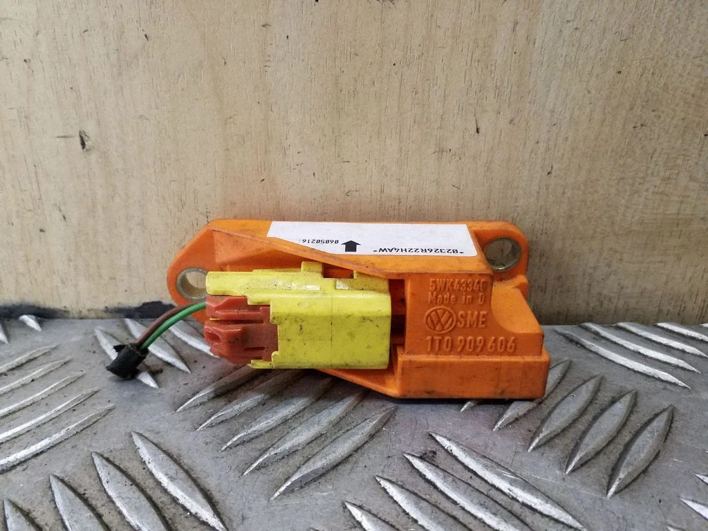 Drošības spilvenu trieciena sensors 1T0909606