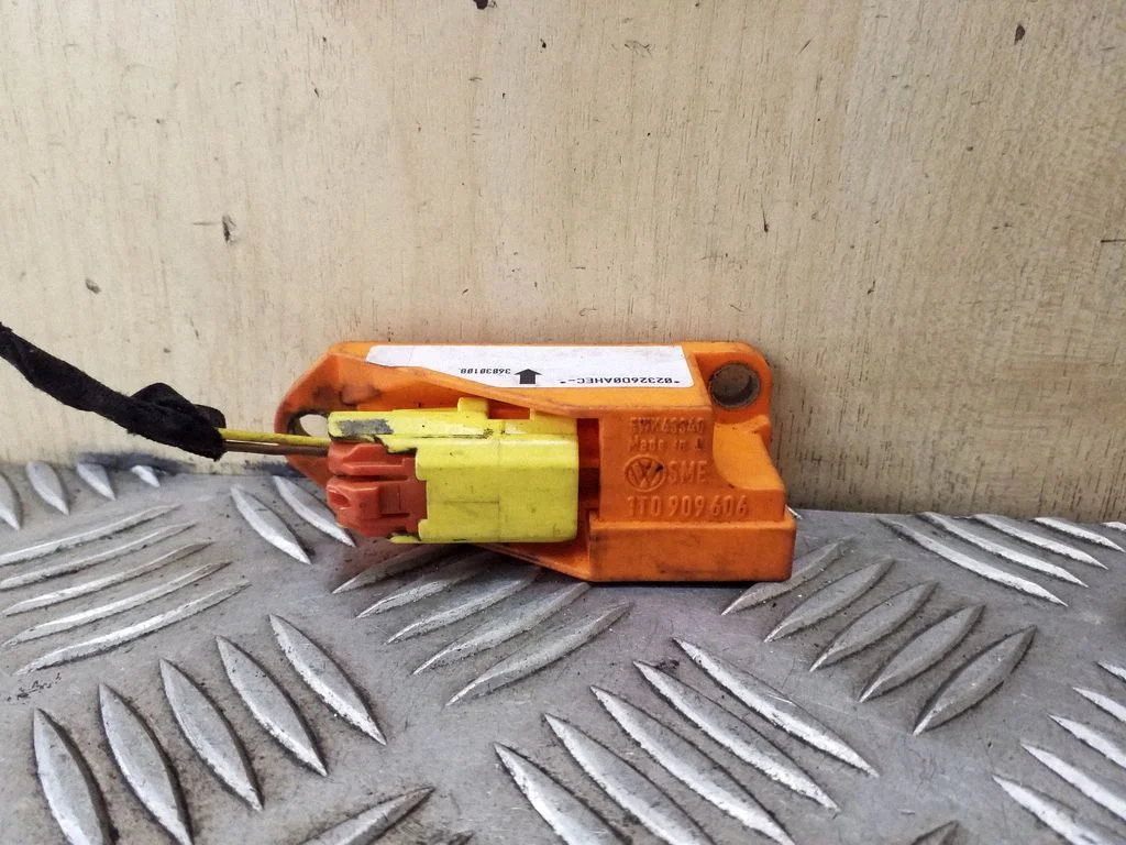 Drošības spilvenu trieciena sensors 1T0909606