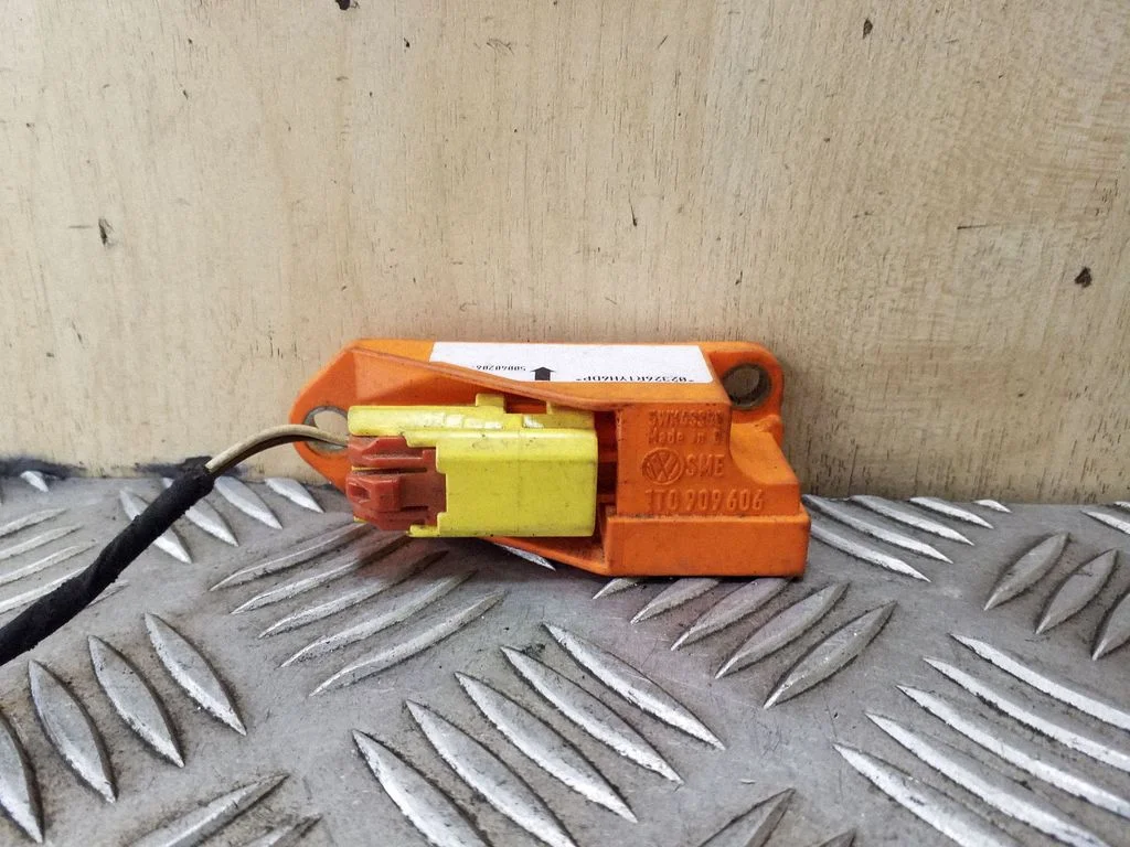 Drošības spilvenu trieciena sensors 1T0909606