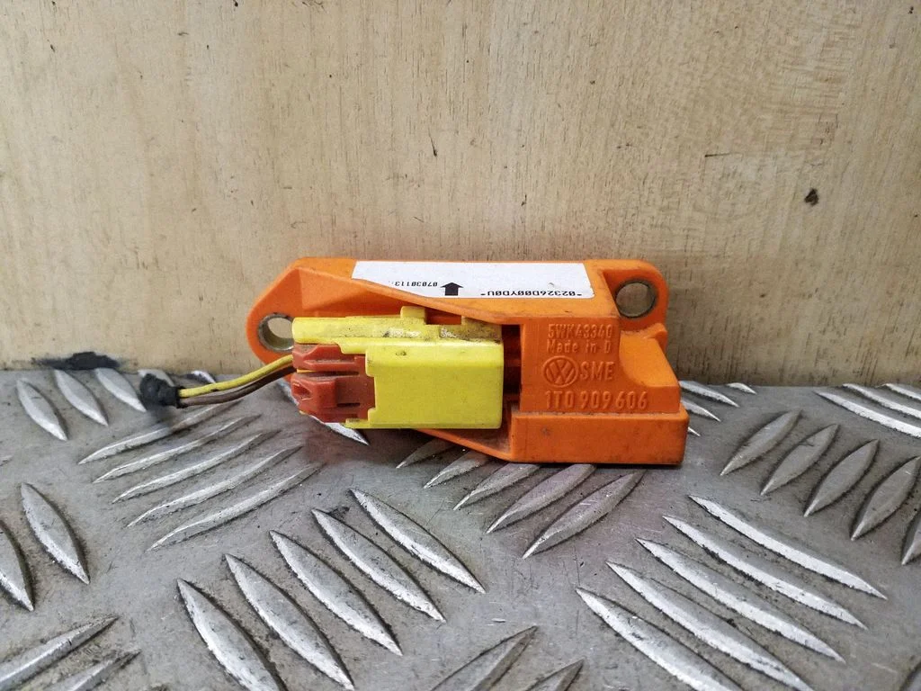 Drošības spilvenu trieciena sensors 1T0909606