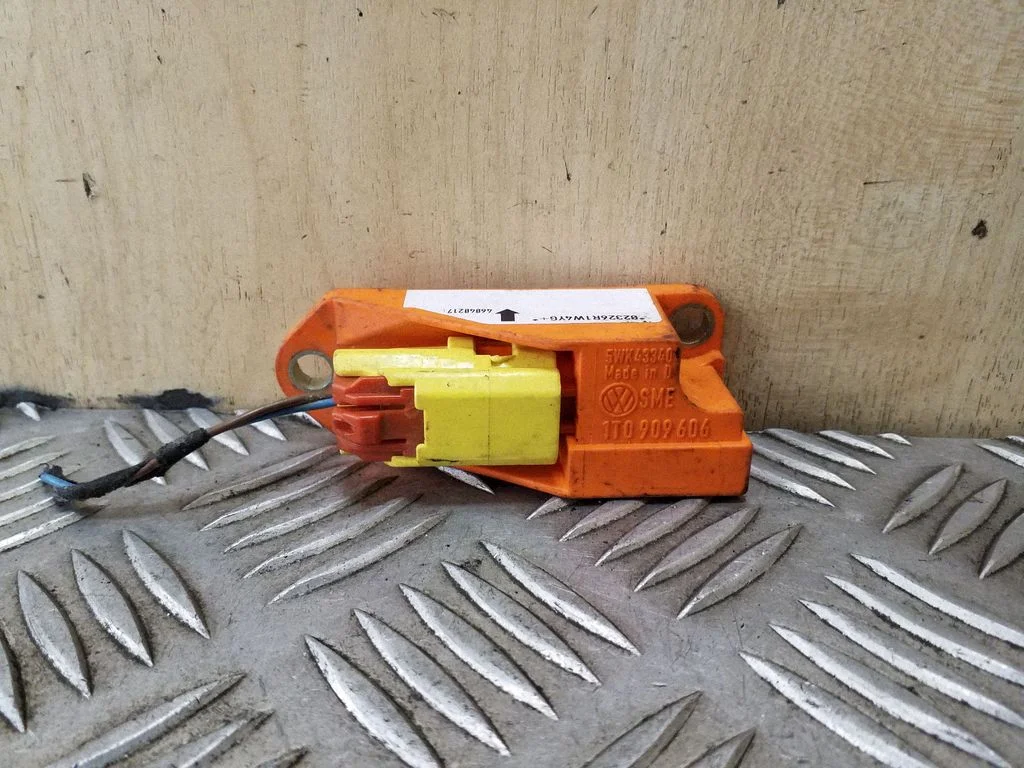 Drošības spilvenu trieciena sensors 1T0909606