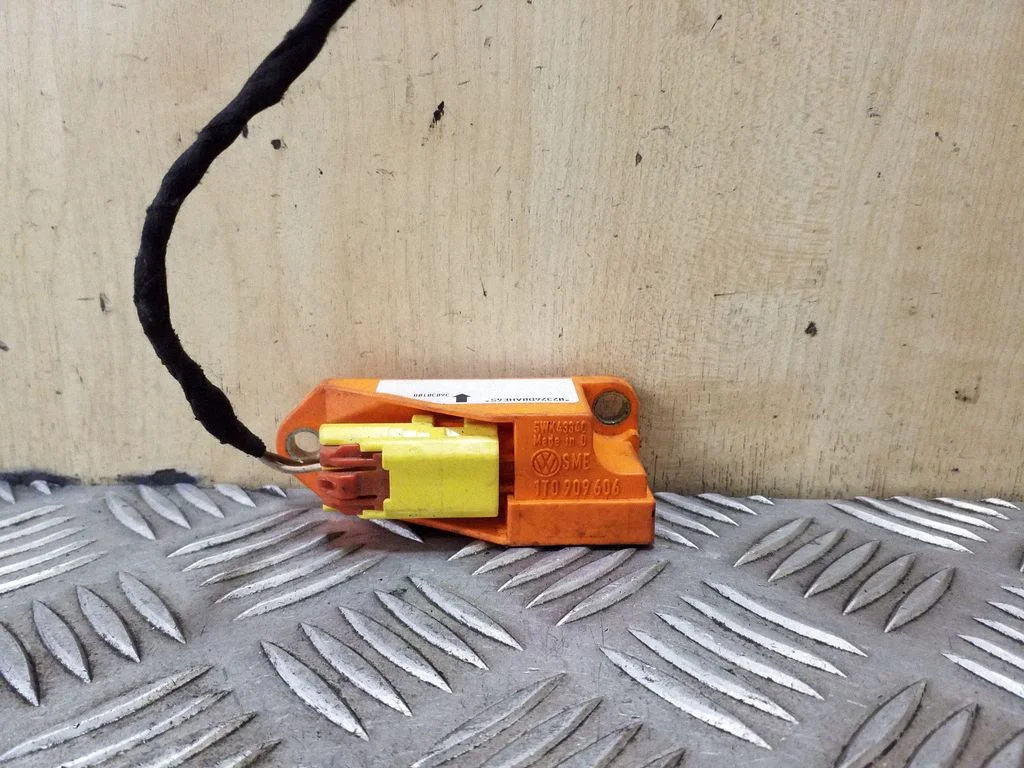 Drošības spilvenu trieciena sensors 1T0909606