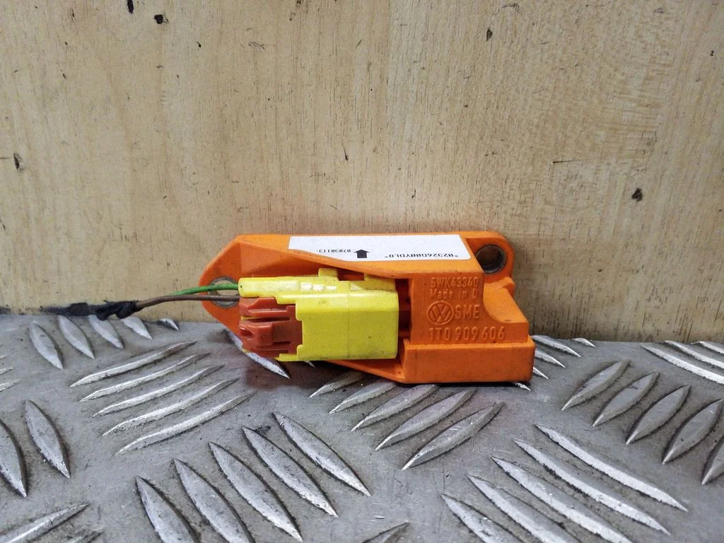Drošības spilvenu trieciena sensors 1T0909606