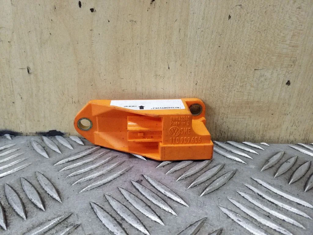 Drošības spilvenu trieciena sensors 1T0909606
