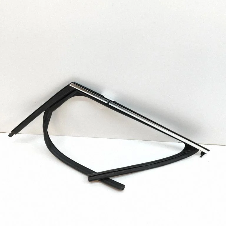 Rear door glass trim molding 575839431N