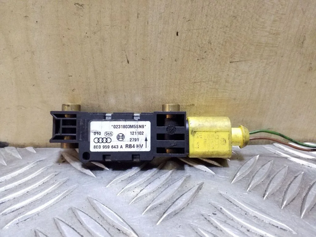 Drošības spilvenu trieciena sensors 8E0959643A