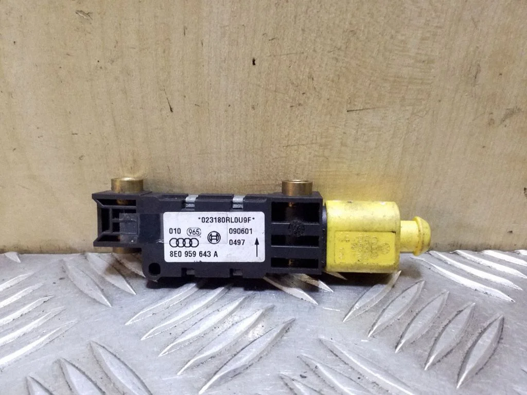 Drošības spilvenu trieciena sensors 8E0959643A