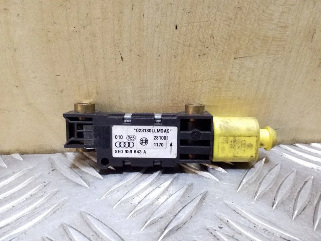 Drošības spilvenu trieciena sensors 8E0959643A