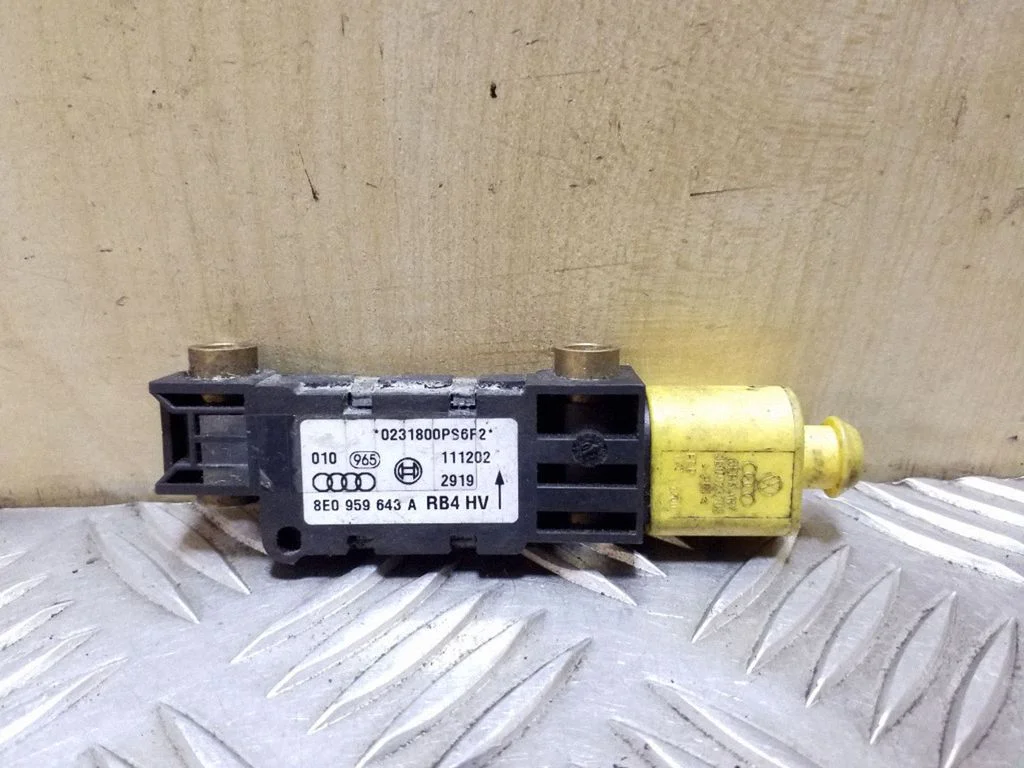 Drošības spilvenu trieciena sensors 8E0959643A