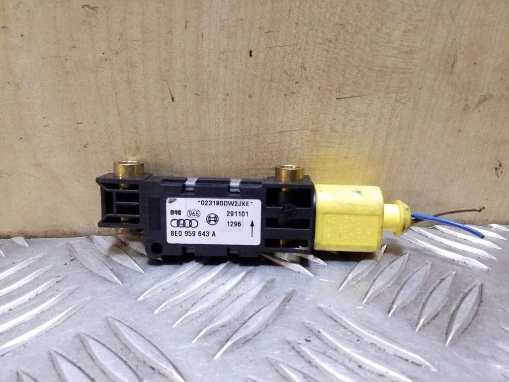 Drošības spilvenu trieciena sensors 8E0959643A