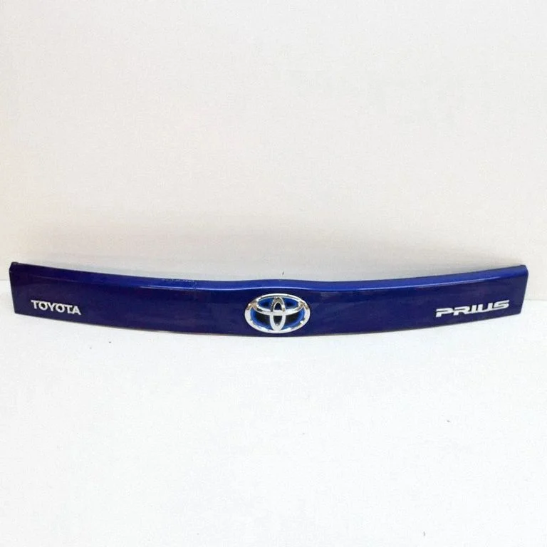 Aizmugurējā vāka numura zīmes apgaismojuma josla – Toyota Prius (XW30) (2009-2015)