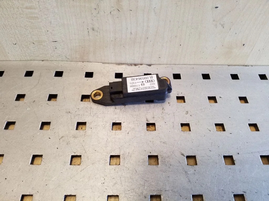 Drošības spilvenu trieciena sensors 8L0959643B